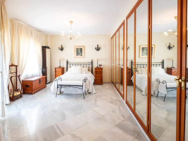 House - Townhouse в продаже в Fuengirola, Málaga. В доме 4 спален и 4 ванных комнат. Площадь дома 285 м²