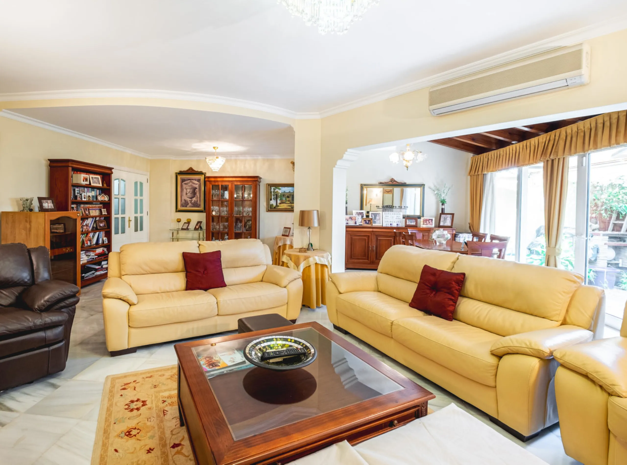 House - Townhouse в продаже в Fuengirola, Málaga. В доме 4 спален и 4 ванных комнат. Площадь дома 285 м²