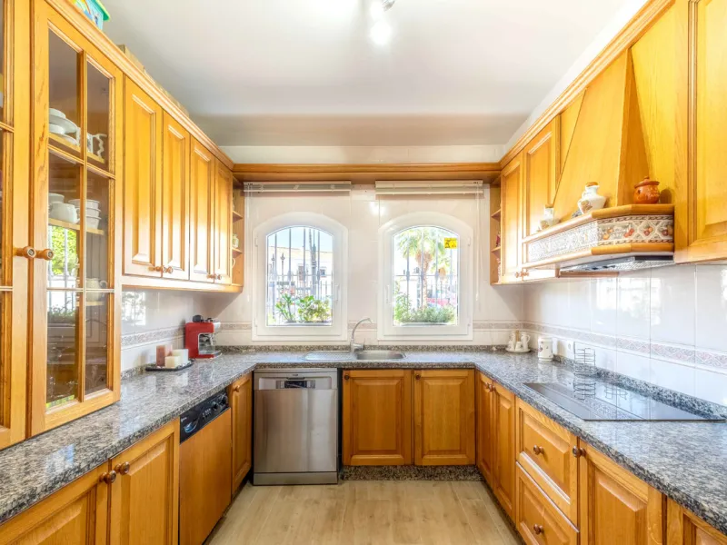 House - Townhouse в продаже в Fuengirola, Málaga. В доме 4 спален и 4 ванных комнат. Площадь дома 285 м²
