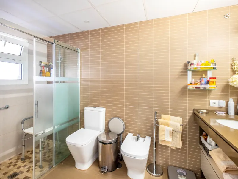 House - Townhouse в продаже в Fuengirola, Málaga. В доме 4 спален и 4 ванных комнат. Площадь дома 285 м²