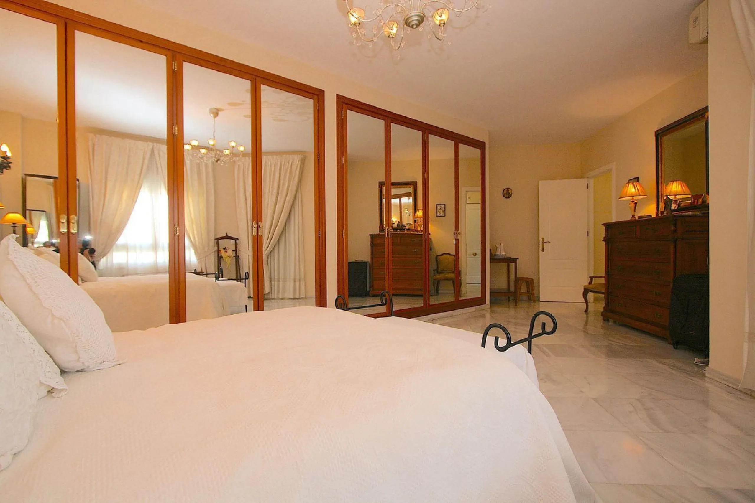 House - Townhouse в продаже в Fuengirola, Málaga. В доме 4 спален и 4 ванных комнат. Площадь дома 285 м²