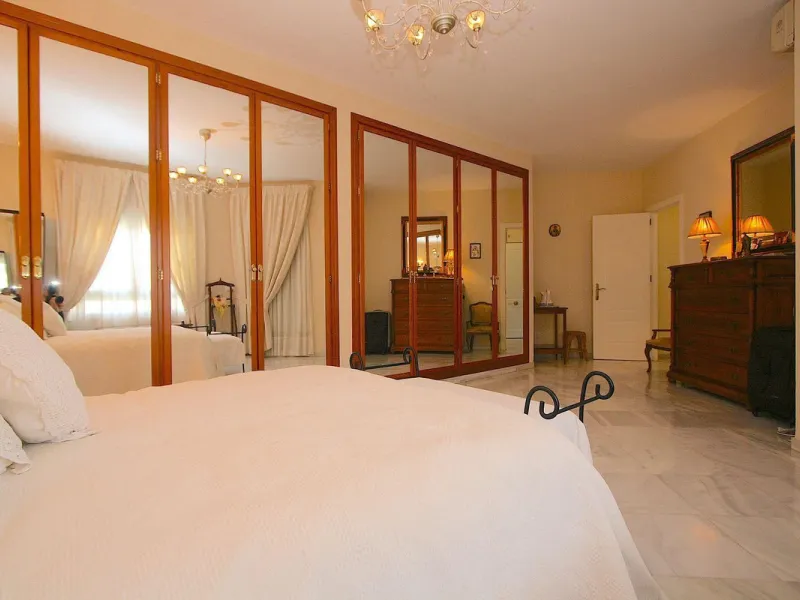 House - Townhouse в продаже в Fuengirola, Málaga. В доме 4 спален и 4 ванных комнат. Площадь дома 285 м²