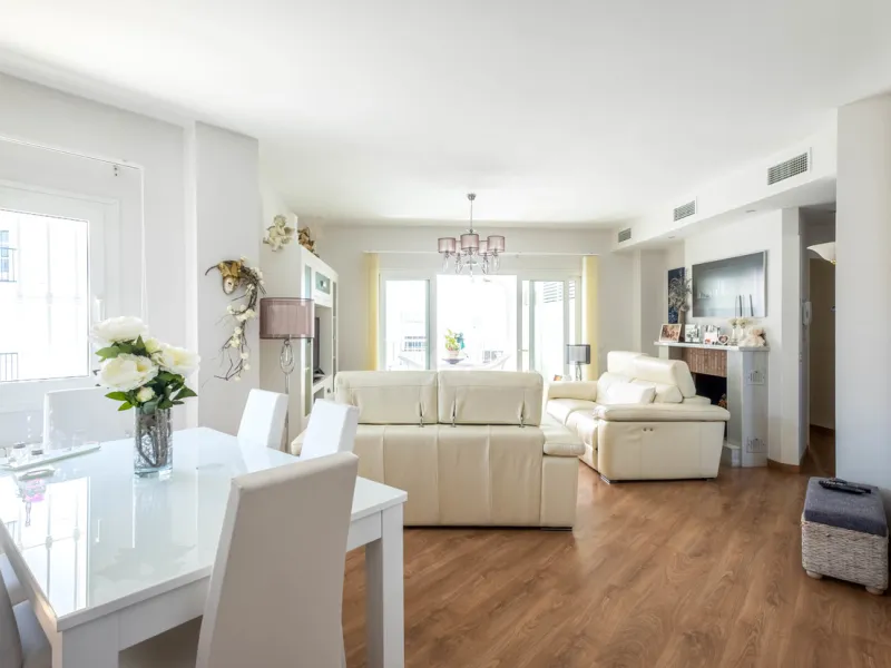 House - Townhouse в продаже в Fuengirola, Málaga. В доме 4 спален и 4 ванных комнат. Площадь дома 285 м²