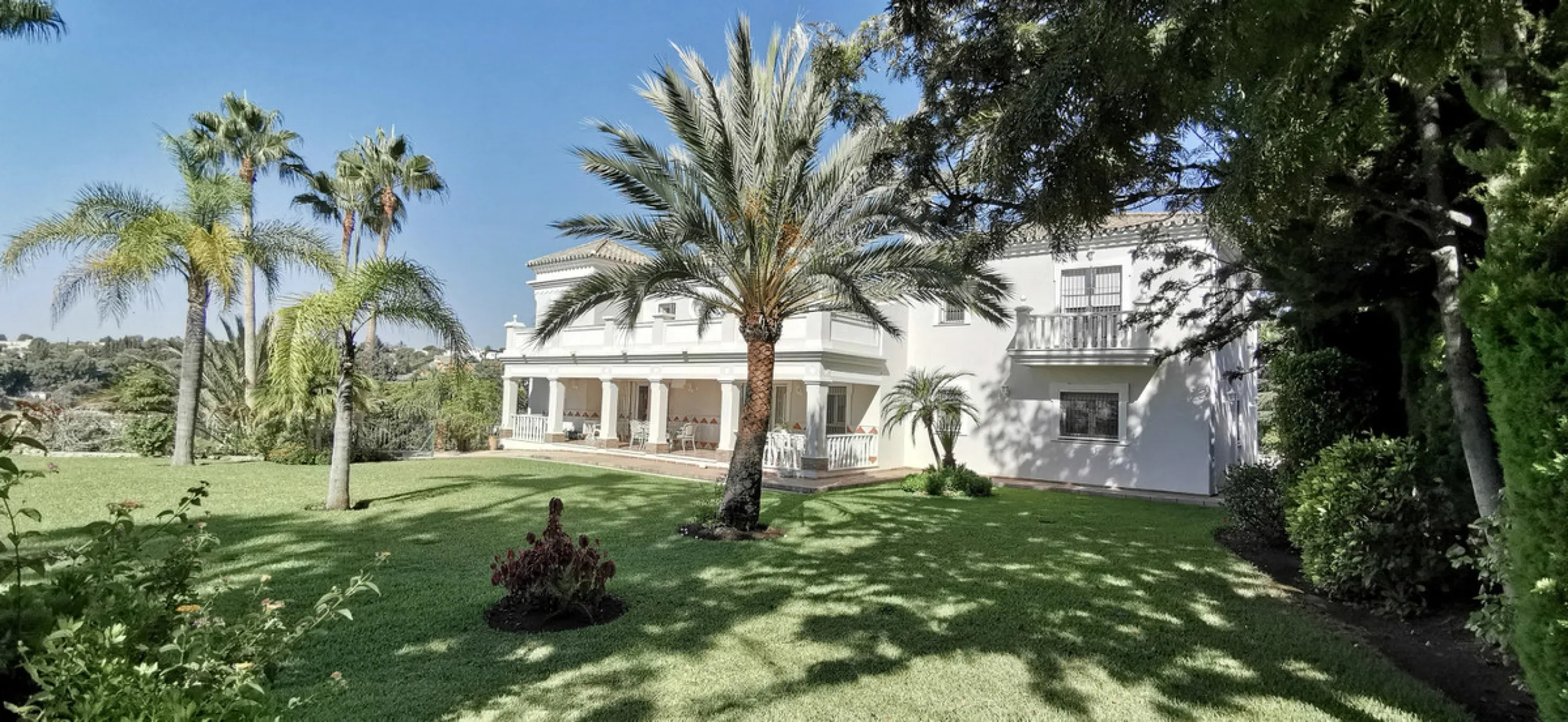 House - Detached Villa в продаже в Estepona, Málaga. В доме 5 спален и 5 ванных комнат. Площадь дома 387 м². Площадь участка 5520 м²