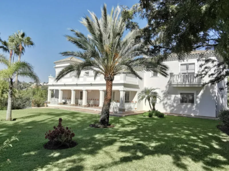 House - Detached Villa в продаже в Estepona, Málaga. В доме 5 спален и 5 ванных комнат. Площадь дома 387 м². Площадь участка 5520 м²