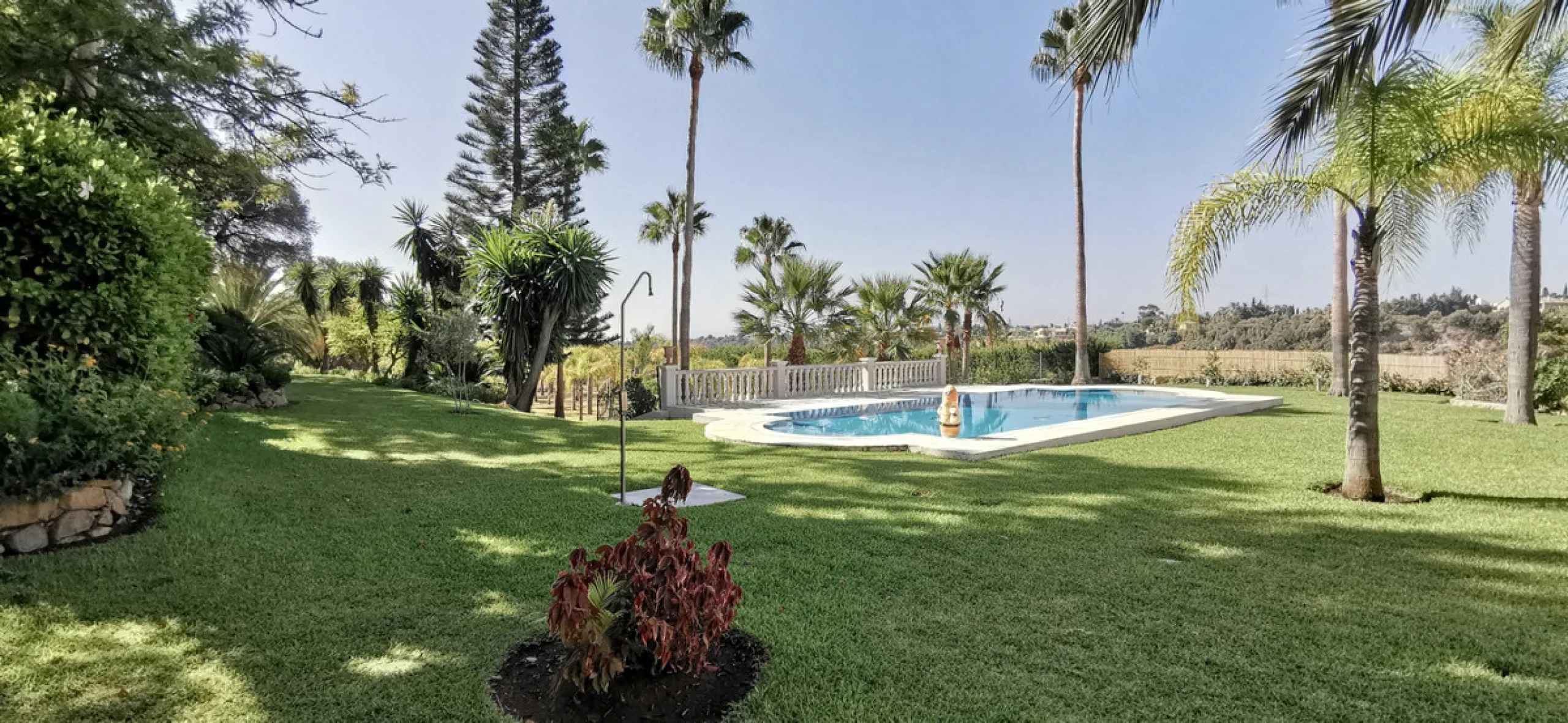 House - Detached Villa в продаже в Estepona, Málaga. В доме 5 спален и 5 ванных комнат. Площадь дома 387 м². Площадь участка 5520 м²