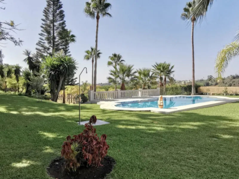 House - Detached Villa в продаже в Estepona, Málaga. В доме 5 спален и 5 ванных комнат. Площадь дома 387 м². Площадь участка 5520 м²