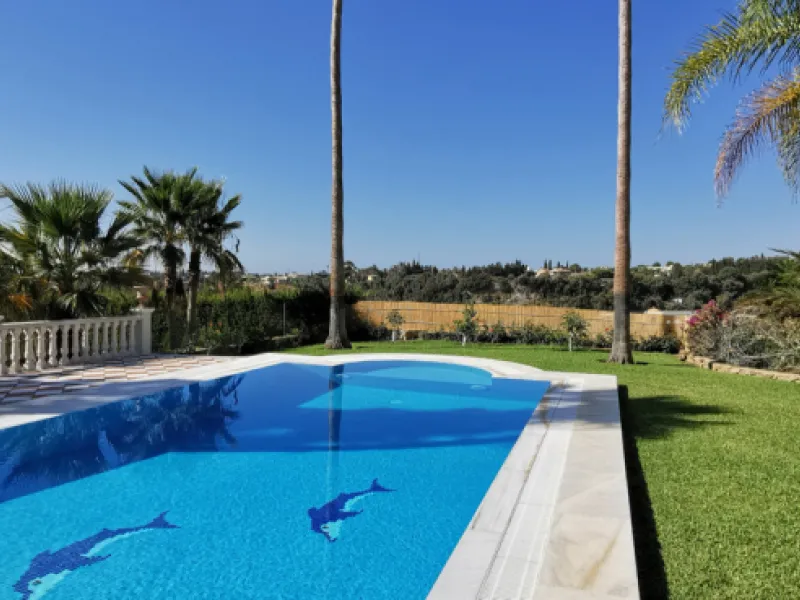 House - Detached Villa в продаже в Estepona, Málaga. В доме 5 спален и 5 ванных комнат. Площадь дома 387 м². Площадь участка 5520 м²