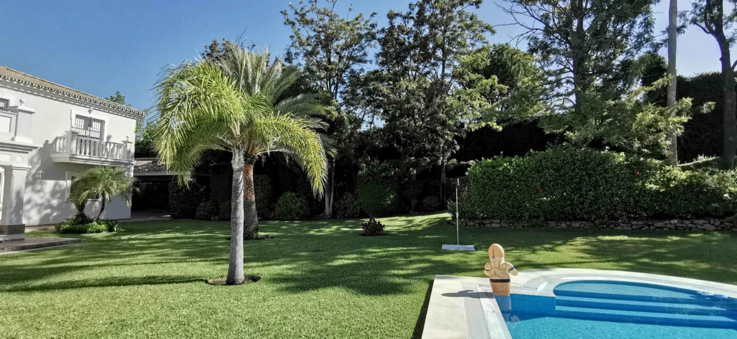 House - Detached Villa в продаже в Estepona, Málaga. В доме 5 спален и 5 ванных комнат. Площадь дома 387 м². Площадь участка 5520 м²
