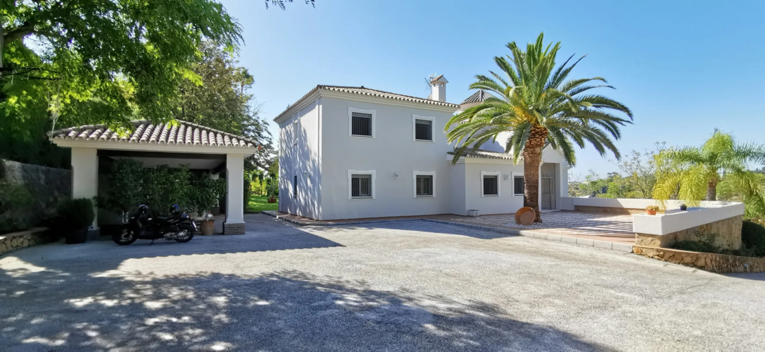 House - Detached Villa в продаже в Estepona, Málaga. В доме 5 спален и 5 ванных комнат. Площадь дома 387 м². Площадь участка 5520 м²