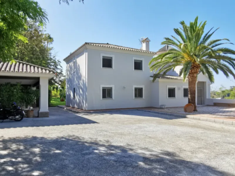 House - Detached Villa в продаже в Estepona, Málaga. В доме 5 спален и 5 ванных комнат. Площадь дома 387 м². Площадь участка 5520 м²