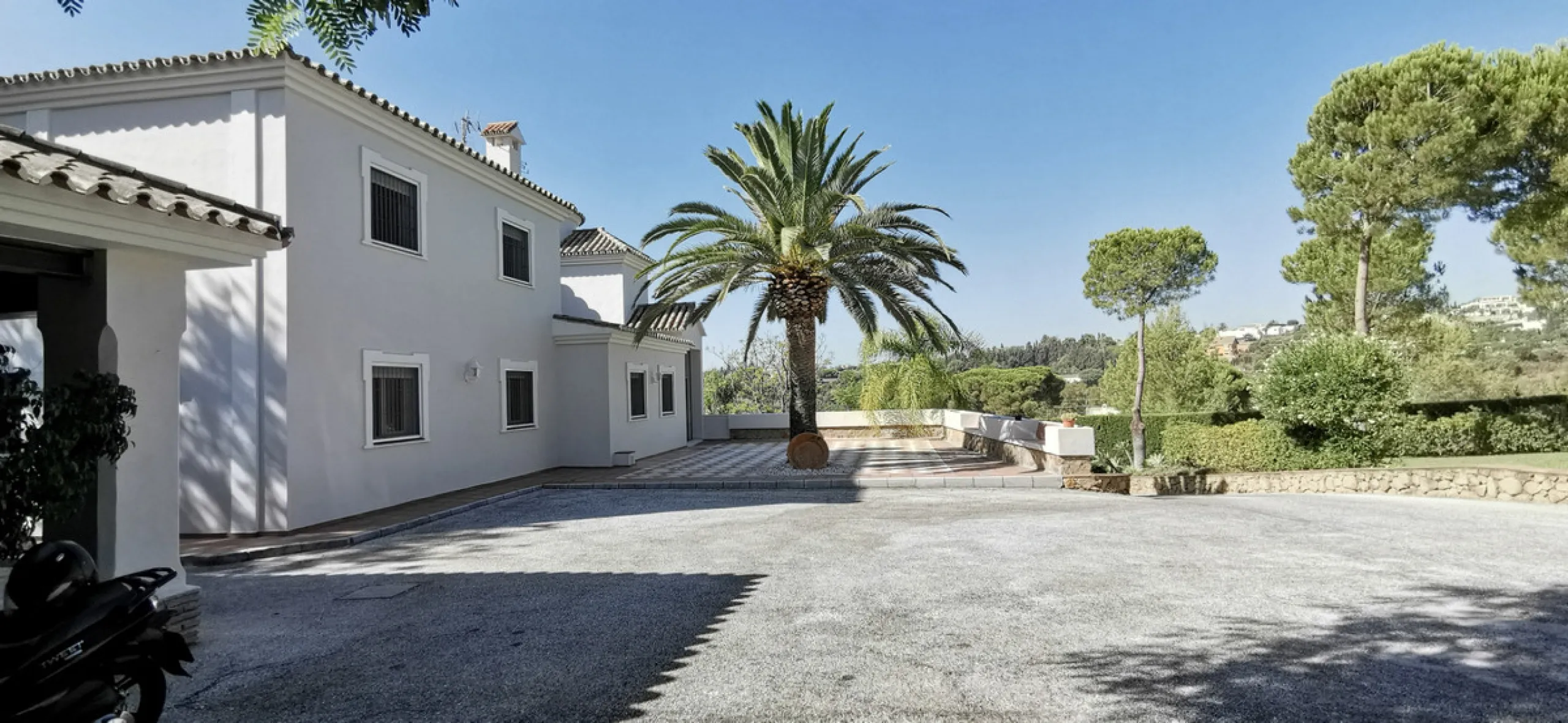 House - Detached Villa в продаже в Estepona, Málaga. В доме 5 спален и 5 ванных комнат. Площадь дома 387 м². Площадь участка 5520 м²