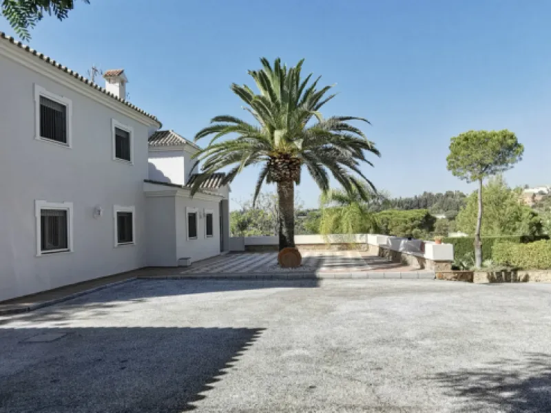 House - Detached Villa в продаже в Estepona, Málaga. В доме 5 спален и 5 ванных комнат. Площадь дома 387 м². Площадь участка 5520 м²