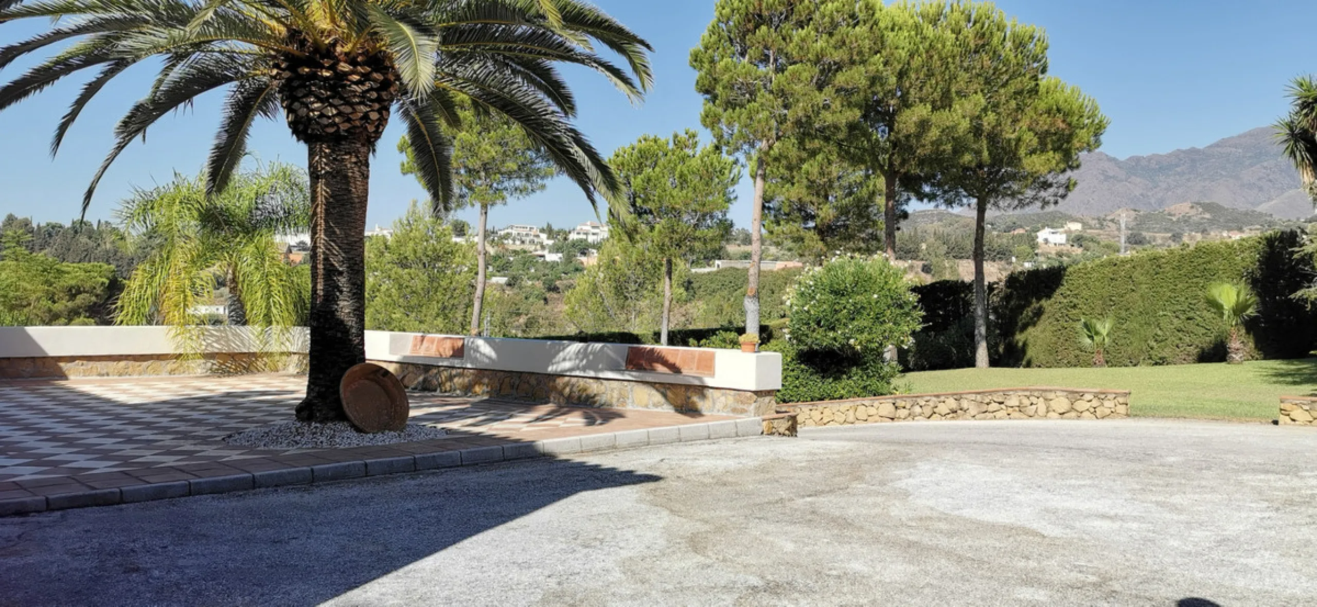House - Detached Villa в продаже в Estepona, Málaga. В доме 5 спален и 5 ванных комнат. Площадь дома 387 м². Площадь участка 5520 м²