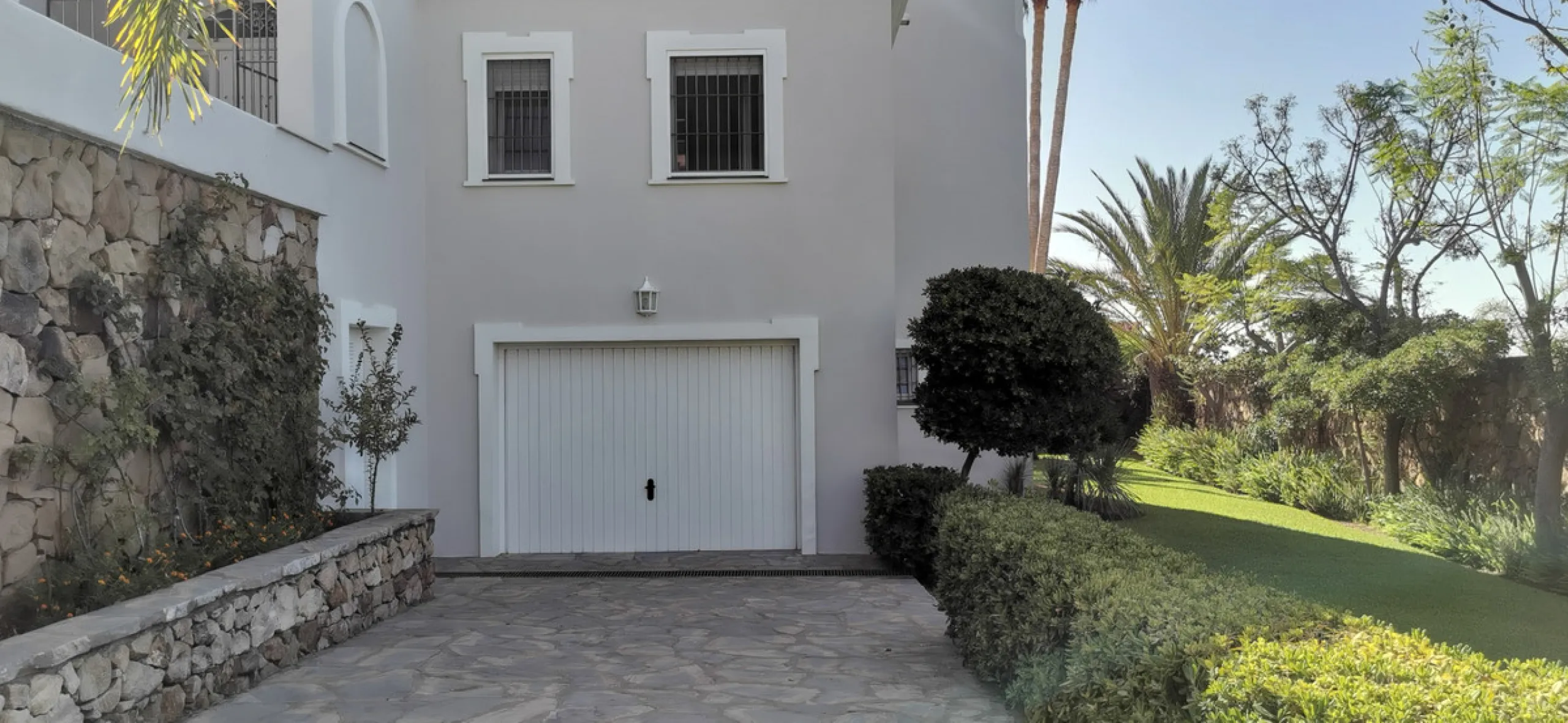 House - Detached Villa в продаже в Estepona, Málaga. В доме 5 спален и 5 ванных комнат. Площадь дома 387 м². Площадь участка 5520 м²