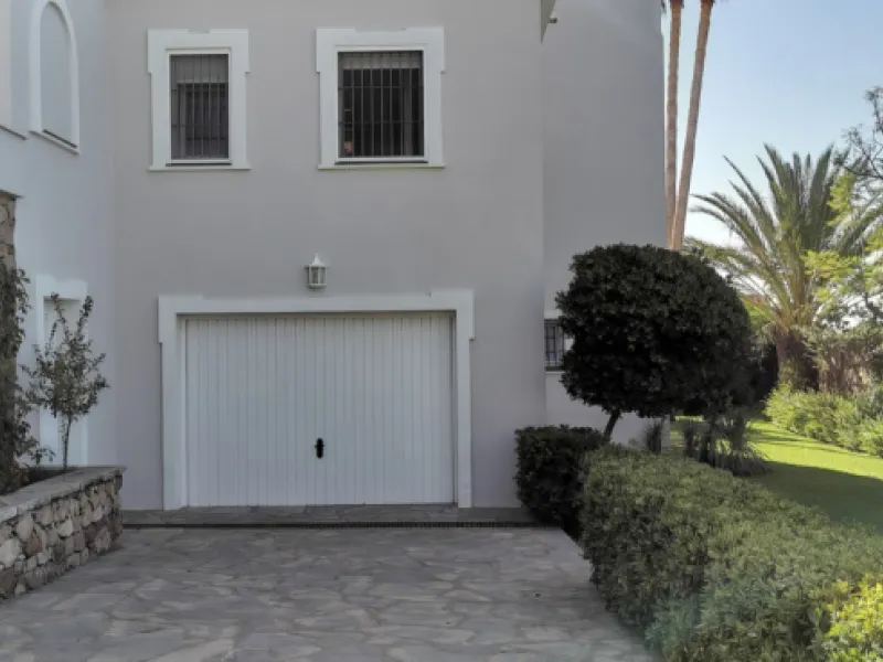 House - Detached Villa в продаже в Estepona, Málaga. В доме 5 спален и 5 ванных комнат. Площадь дома 387 м². Площадь участка 5520 м²