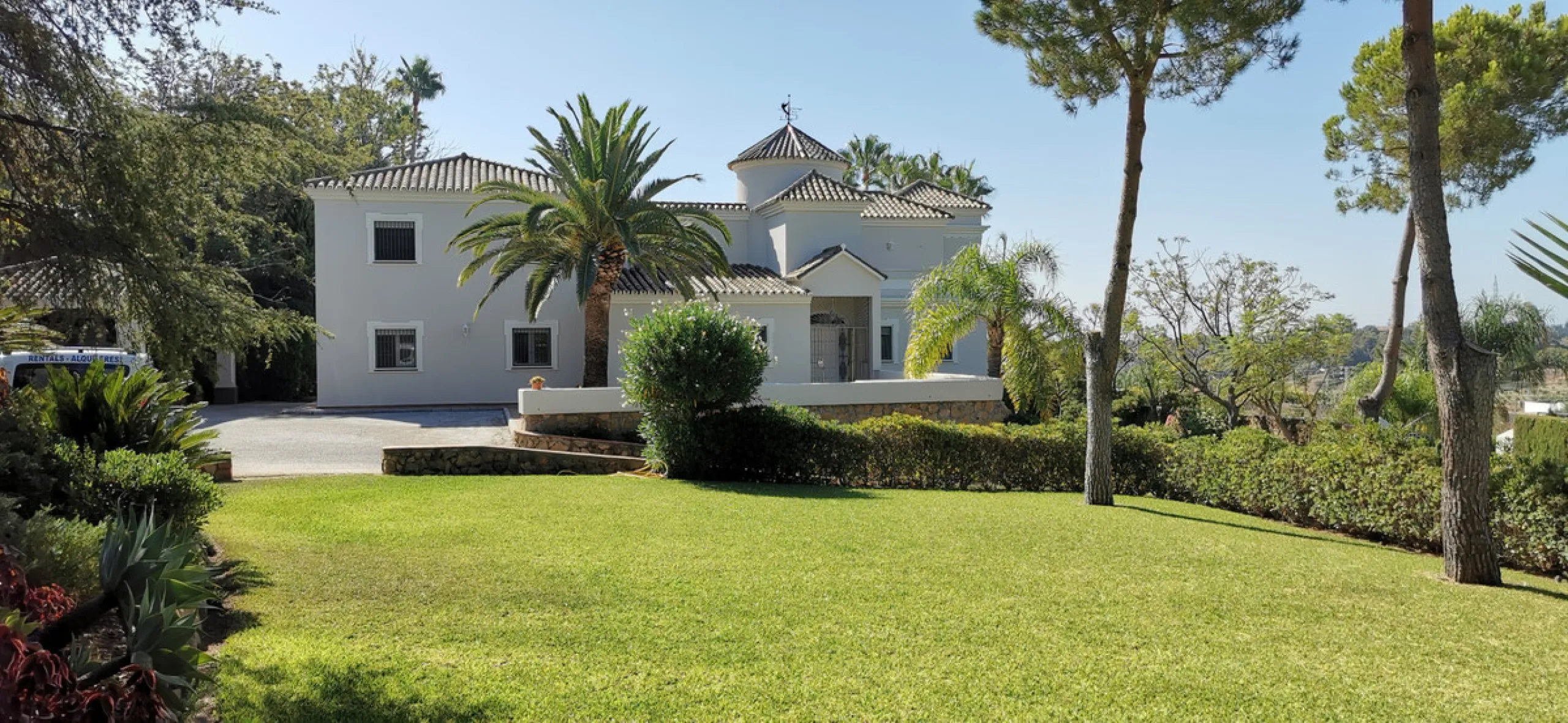 House - Detached Villa в продаже в Estepona, Málaga. В доме 5 спален и 5 ванных комнат. Площадь дома 387 м². Площадь участка 5520 м²