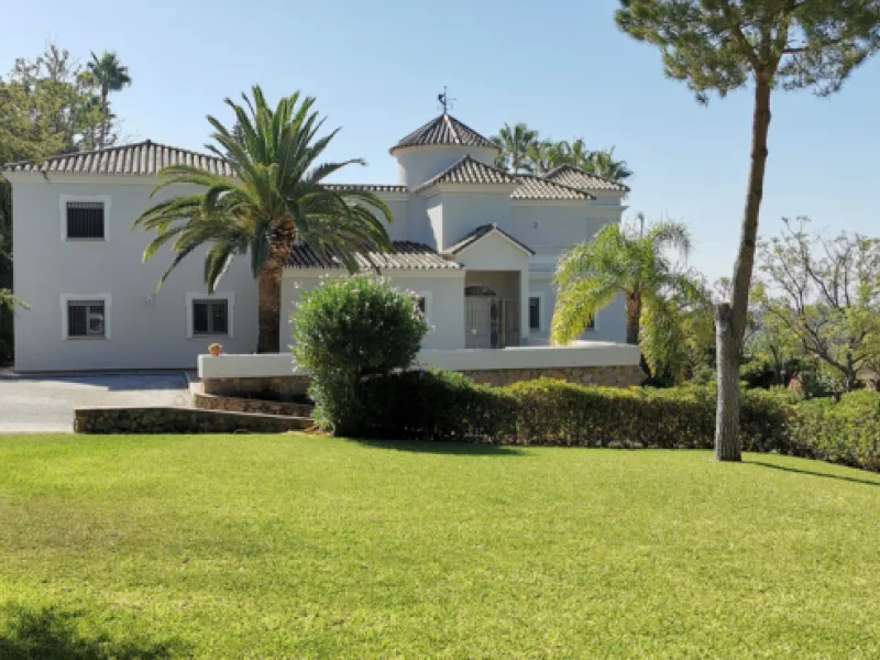 House - Detached Villa в продаже в Estepona, Málaga. В доме 5 спален и 5 ванных комнат. Площадь дома 387 м². Площадь участка 5520 м²