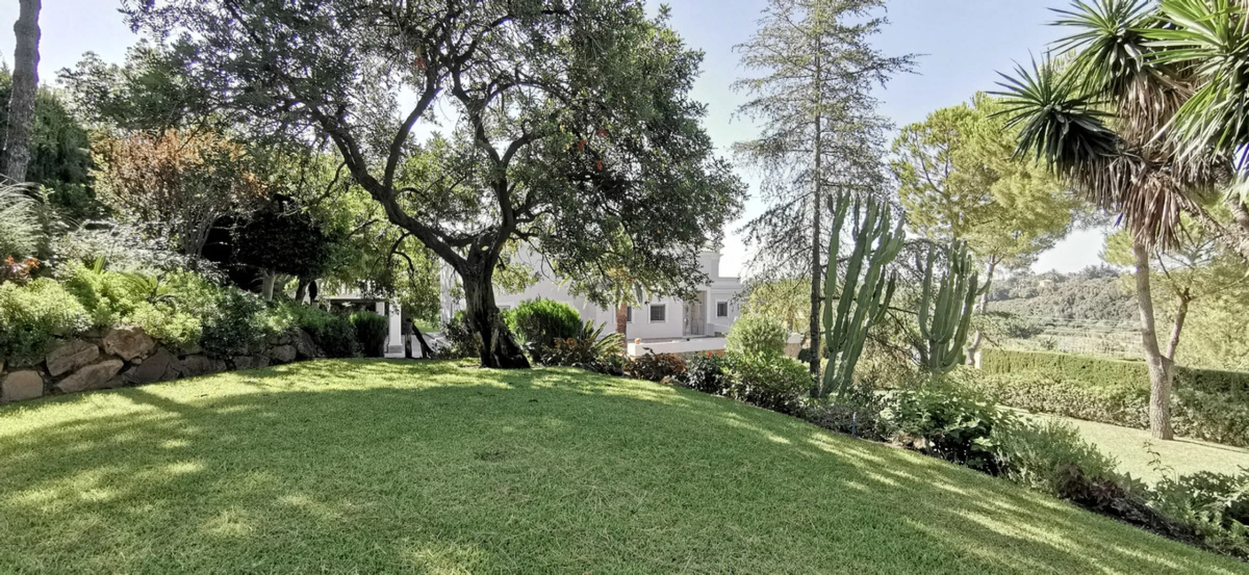 House - Detached Villa в продаже в Estepona, Málaga. В доме 5 спален и 5 ванных комнат. Площадь дома 387 м². Площадь участка 5520 м²