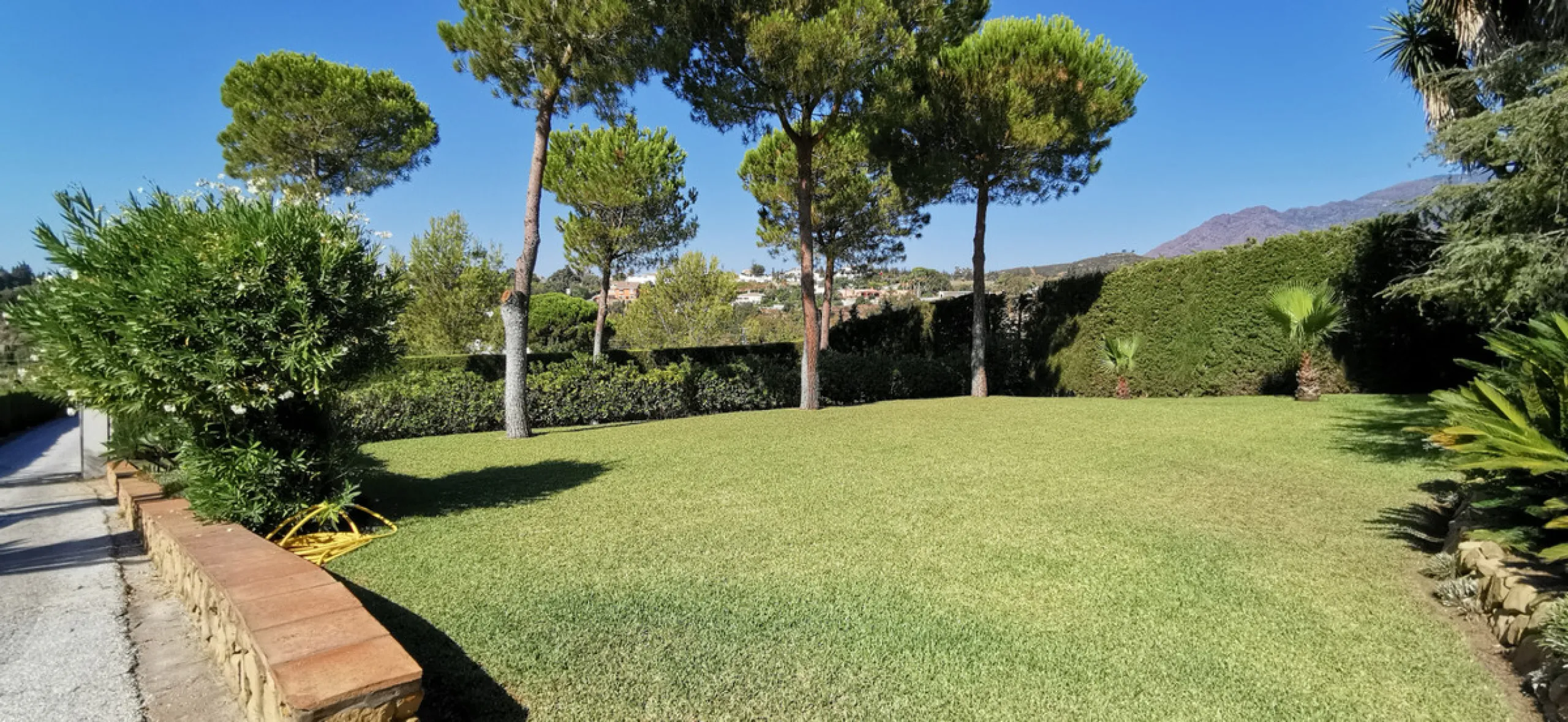 House - Detached Villa в продаже в Estepona, Málaga. В доме 5 спален и 5 ванных комнат. Площадь дома 387 м². Площадь участка 5520 м²