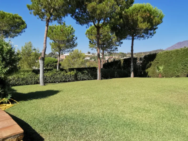 House - Detached Villa в продаже в Estepona, Málaga. В доме 5 спален и 5 ванных комнат. Площадь дома 387 м². Площадь участка 5520 м²