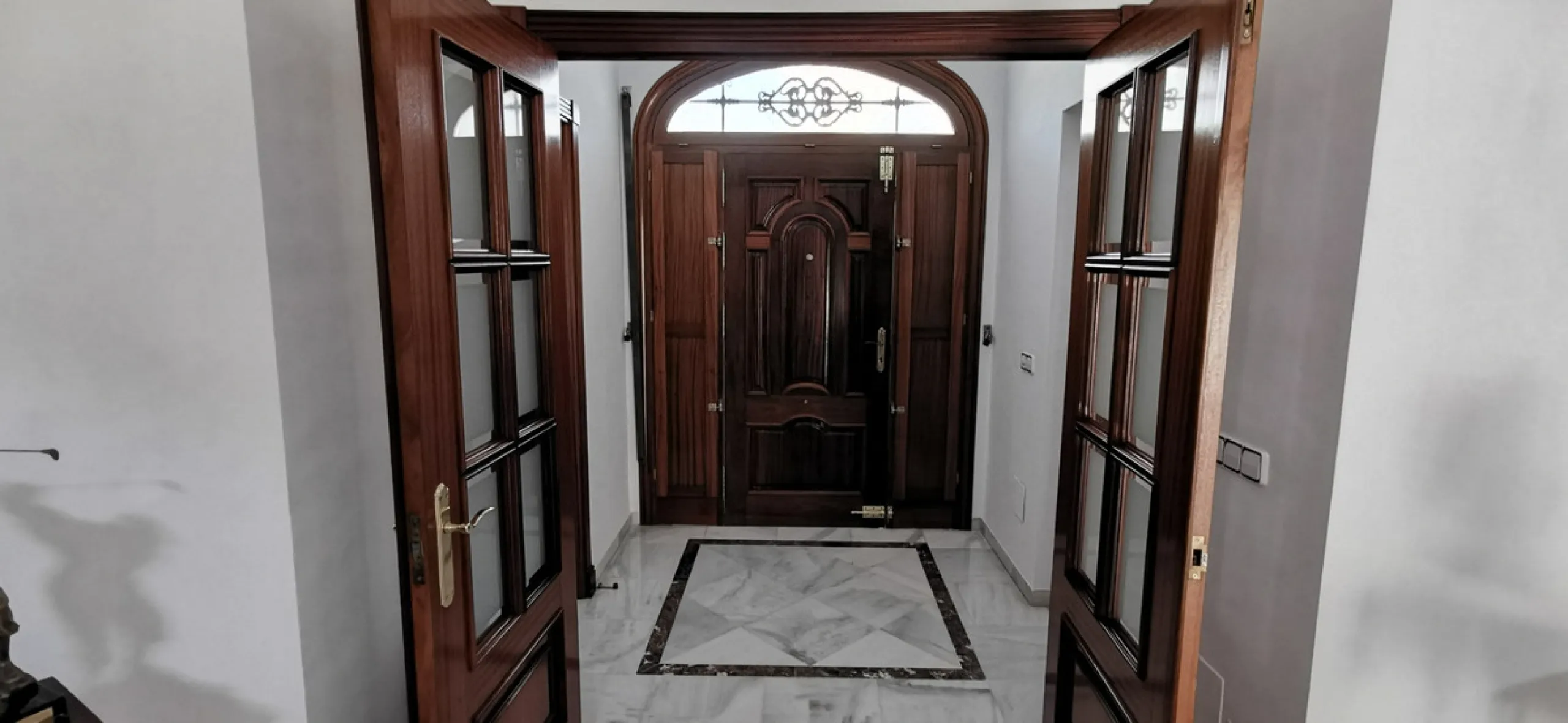 House - Detached Villa в продаже в Estepona, Málaga. В доме 5 спален и 5 ванных комнат. Площадь дома 387 м². Площадь участка 5520 м²