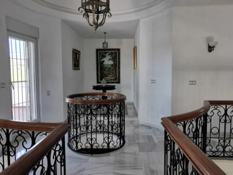 House - Detached Villa в продаже в Estepona, Málaga. В доме 5 спален и 5 ванных комнат. Площадь дома 387 м². Площадь участка 5520 м²