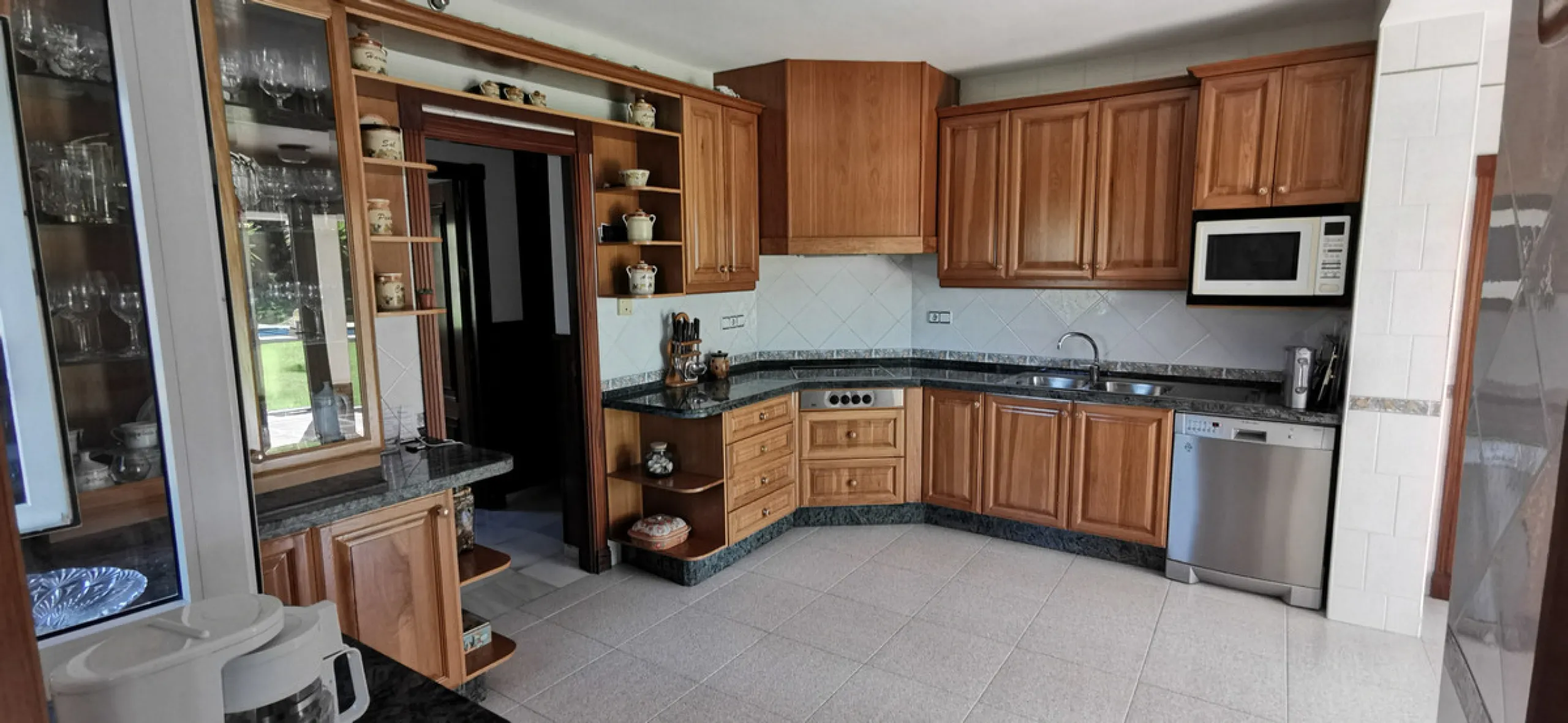 House - Detached Villa в продаже в Estepona, Málaga. В доме 5 спален и 5 ванных комнат. Площадь дома 387 м². Площадь участка 5520 м²