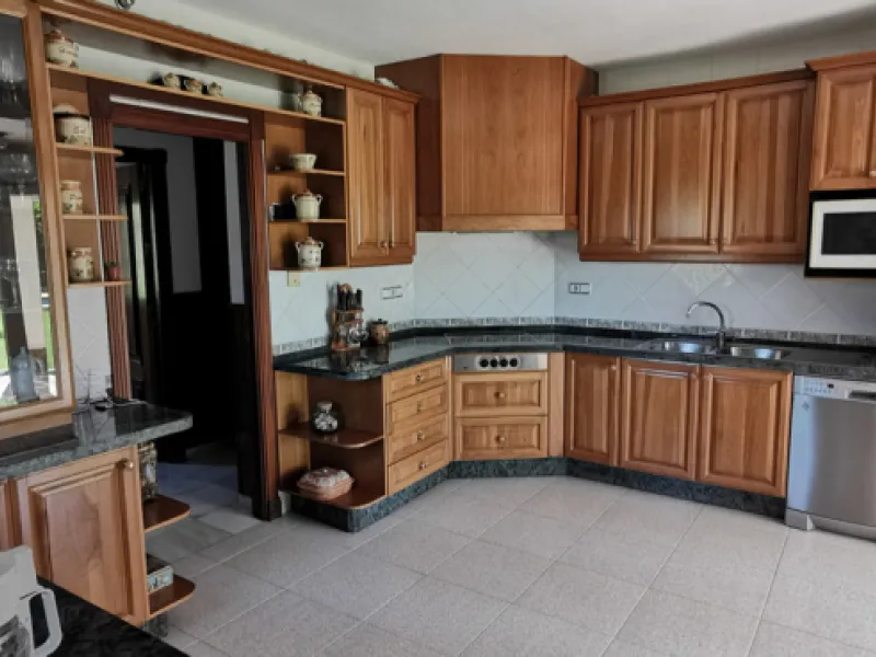 House - Detached Villa в продаже в Estepona, Málaga. В доме 5 спален и 5 ванных комнат. Площадь дома 387 м². Площадь участка 5520 м²