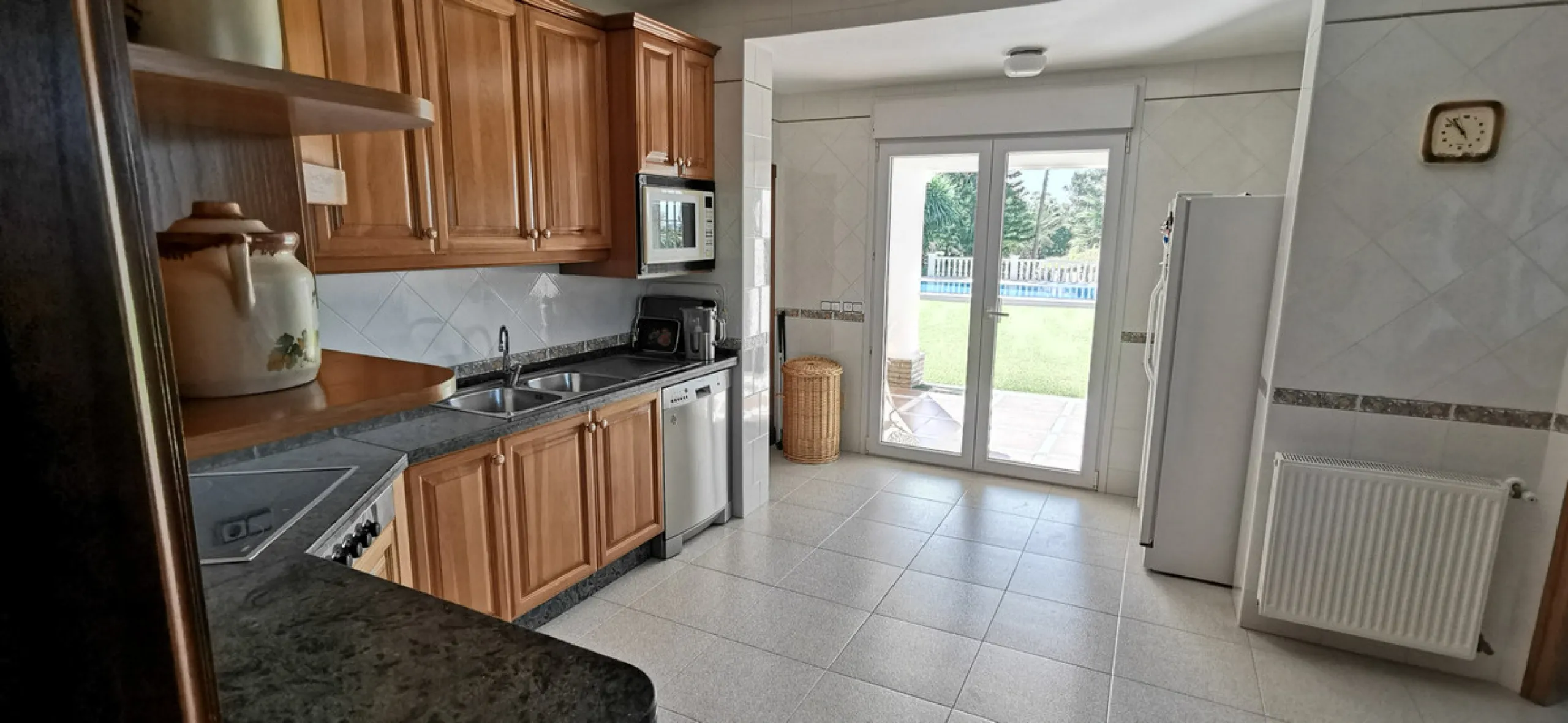 House - Detached Villa в продаже в Estepona, Málaga. В доме 5 спален и 5 ванных комнат. Площадь дома 387 м². Площадь участка 5520 м²