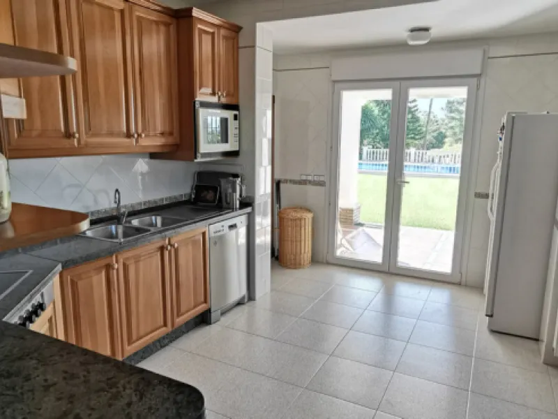 House - Detached Villa в продаже в Estepona, Málaga. В доме 5 спален и 5 ванных комнат. Площадь дома 387 м². Площадь участка 5520 м²