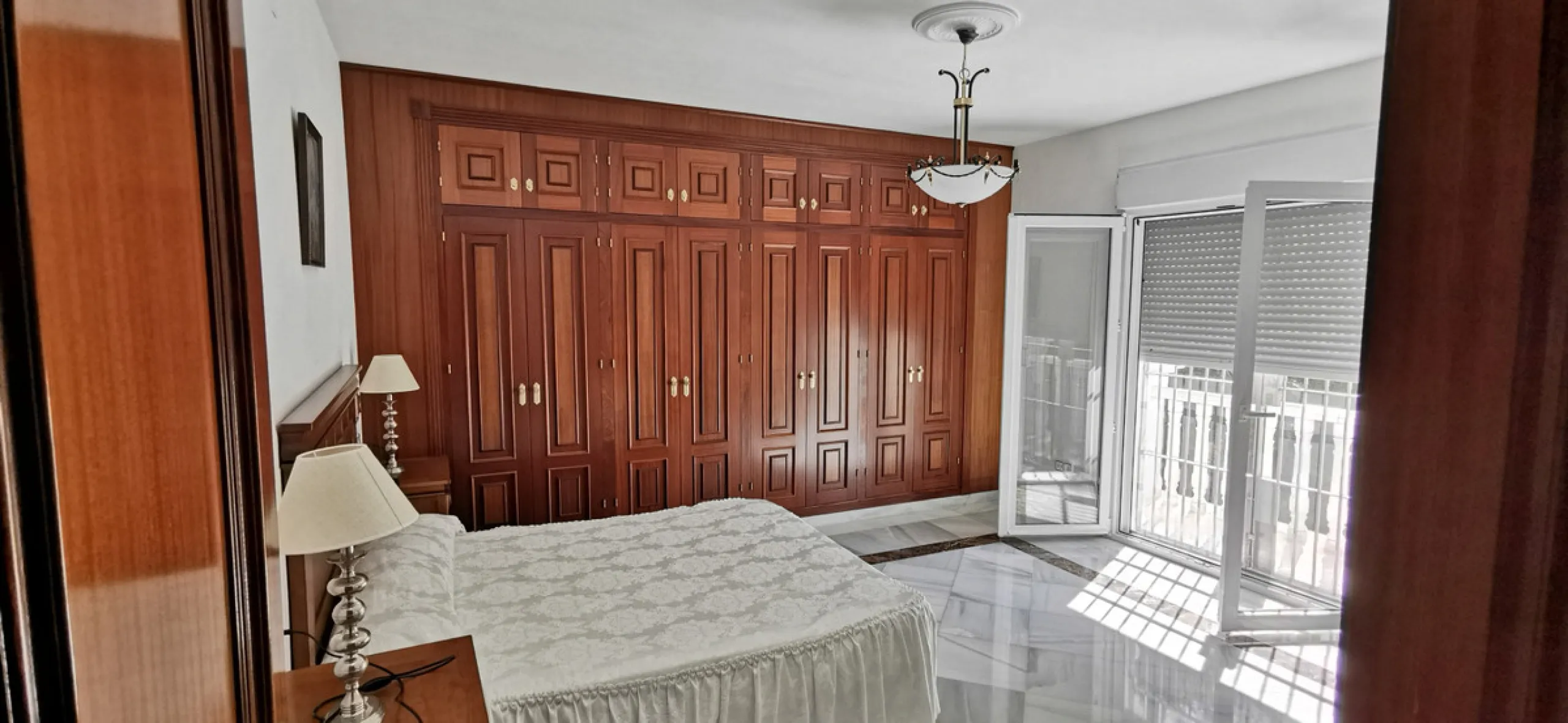 House - Detached Villa в продаже в Estepona, Málaga. В доме 5 спален и 5 ванных комнат. Площадь дома 387 м². Площадь участка 5520 м²
