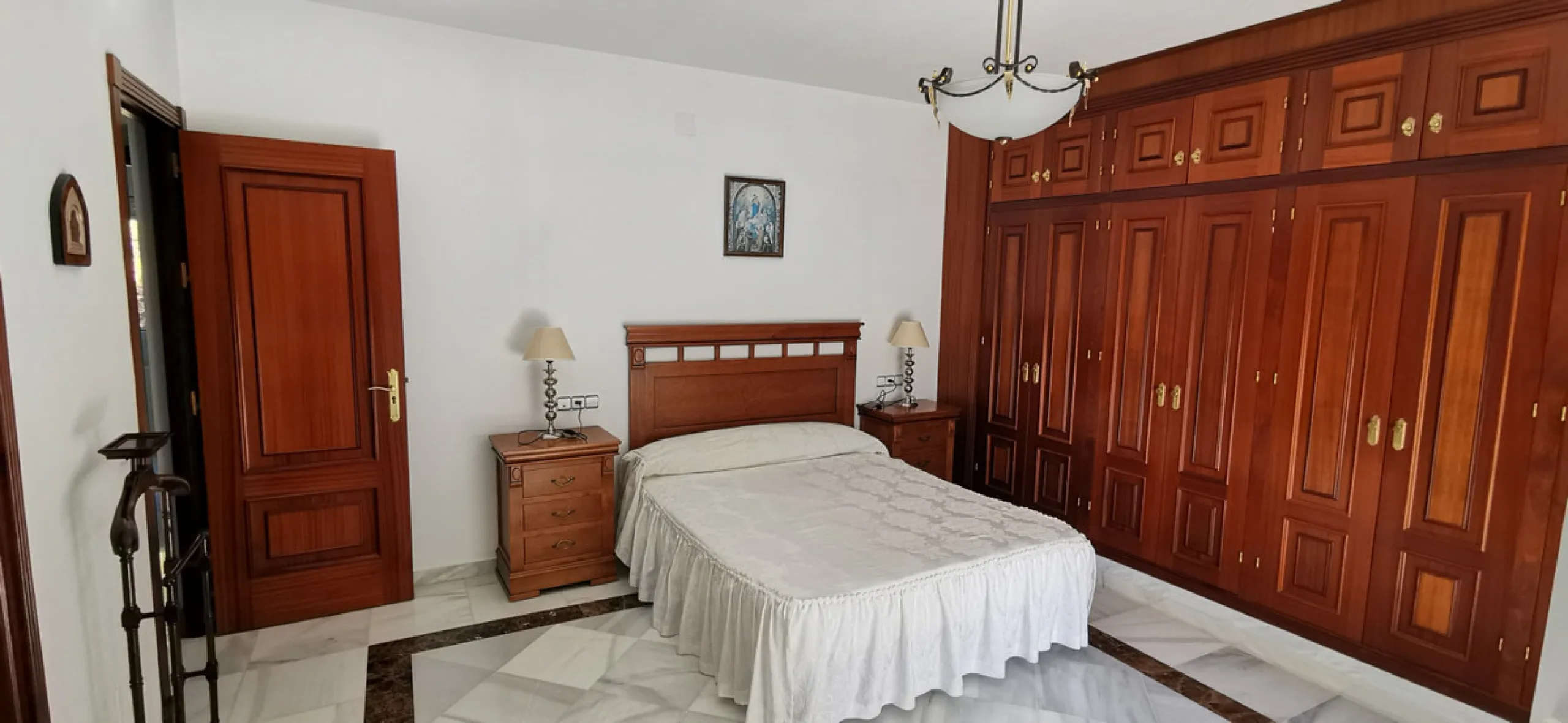 House - Detached Villa в продаже в Estepona, Málaga. В доме 5 спален и 5 ванных комнат. Площадь дома 387 м². Площадь участка 5520 м²