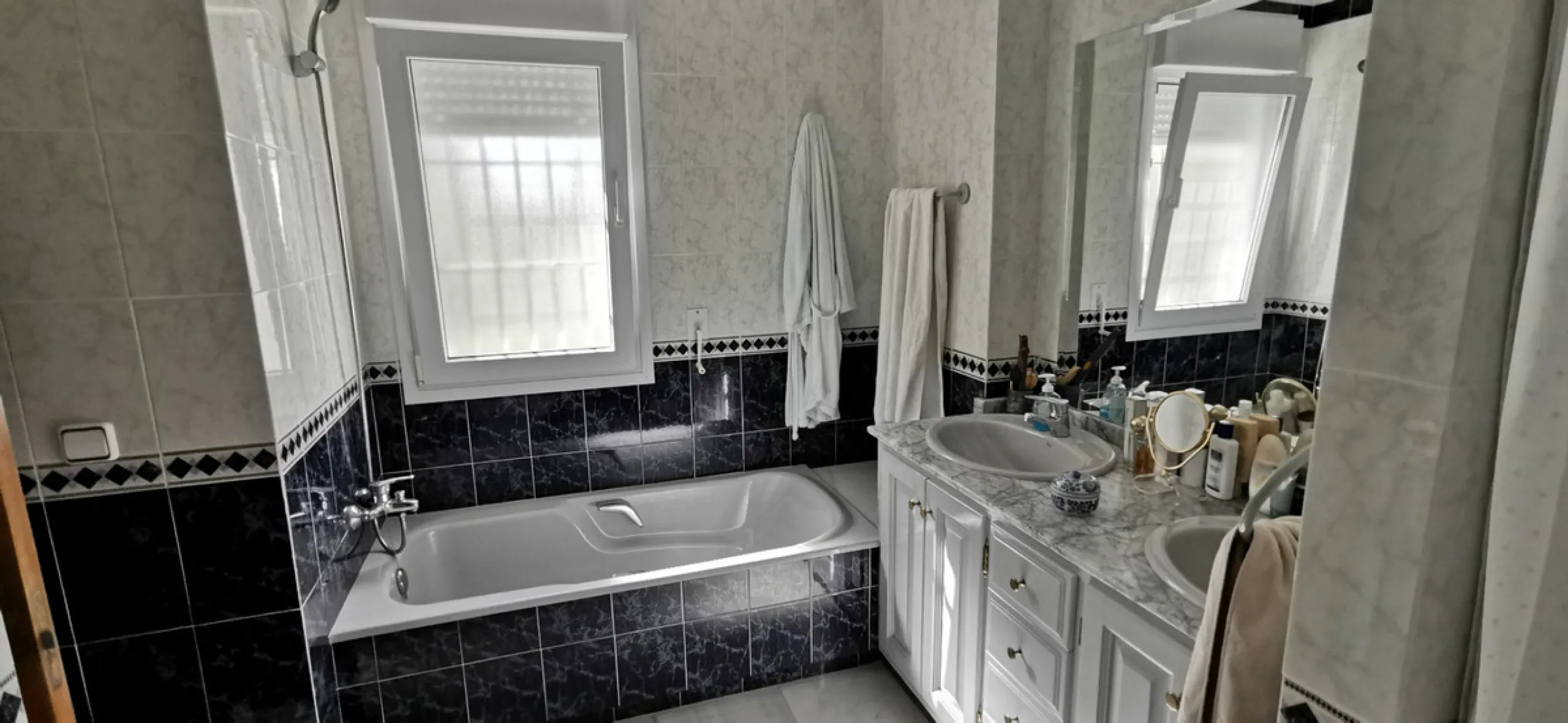 House - Detached Villa в продаже в Estepona, Málaga. В доме 5 спален и 5 ванных комнат. Площадь дома 387 м². Площадь участка 5520 м²