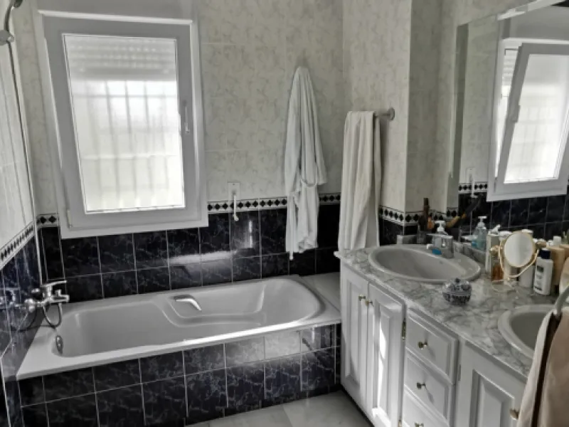 House - Detached Villa в продаже в Estepona, Málaga. В доме 5 спален и 5 ванных комнат. Площадь дома 387 м². Площадь участка 5520 м²