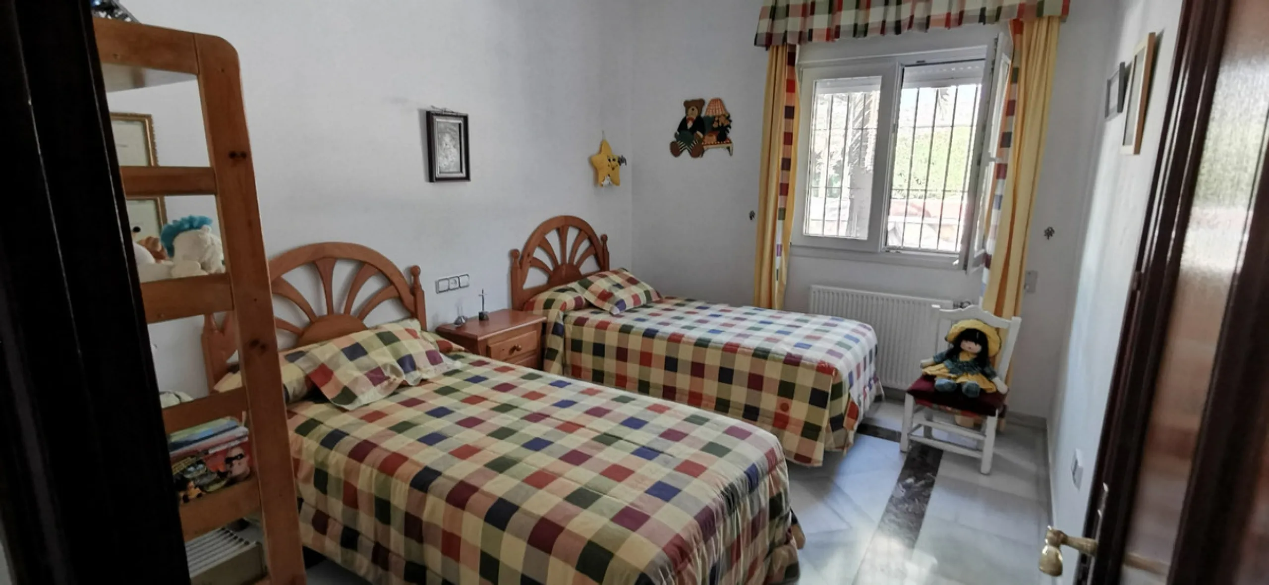 House - Detached Villa в продаже в Estepona, Málaga. В доме 5 спален и 5 ванных комнат. Площадь дома 387 м². Площадь участка 5520 м²