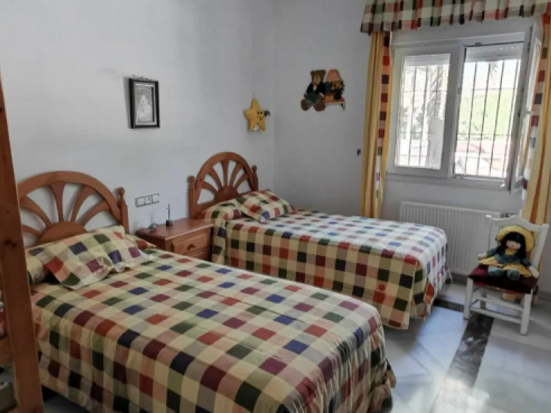 House - Detached Villa в продаже в Estepona, Málaga. В доме 5 спален и 5 ванных комнат. Площадь дома 387 м². Площадь участка 5520 м²
