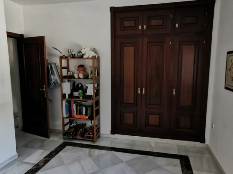 House - Detached Villa в продаже в Estepona, Málaga. В доме 5 спален и 5 ванных комнат. Площадь дома 387 м². Площадь участка 5520 м²