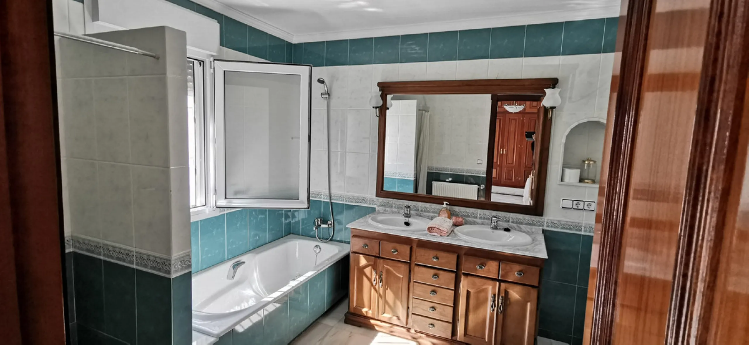 House - Detached Villa в продаже в Estepona, Málaga. В доме 5 спален и 5 ванных комнат. Площадь дома 387 м². Площадь участка 5520 м²