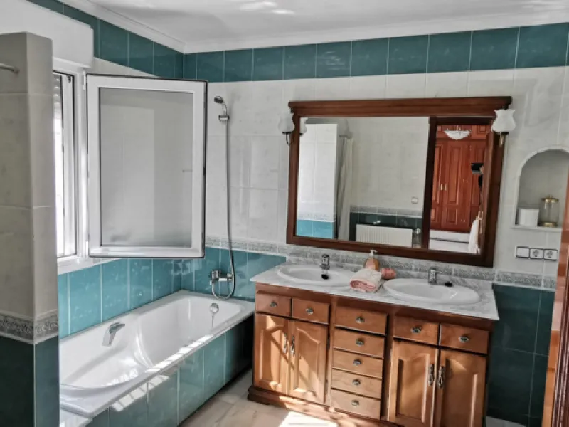 House - Detached Villa в продаже в Estepona, Málaga. В доме 5 спален и 5 ванных комнат. Площадь дома 387 м². Площадь участка 5520 м²
