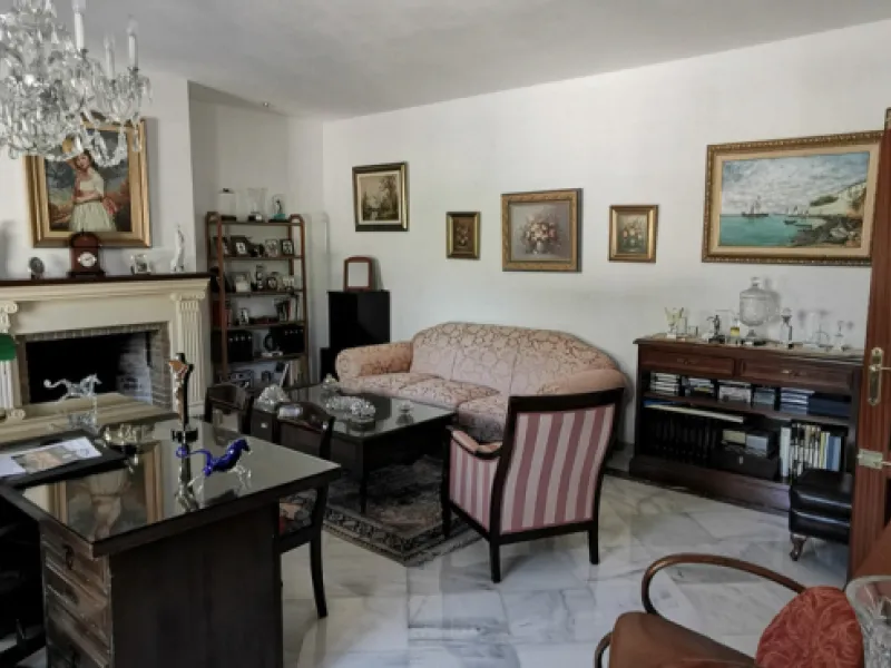 House - Detached Villa в продаже в Estepona, Málaga. В доме 5 спален и 5 ванных комнат. Площадь дома 387 м². Площадь участка 5520 м²