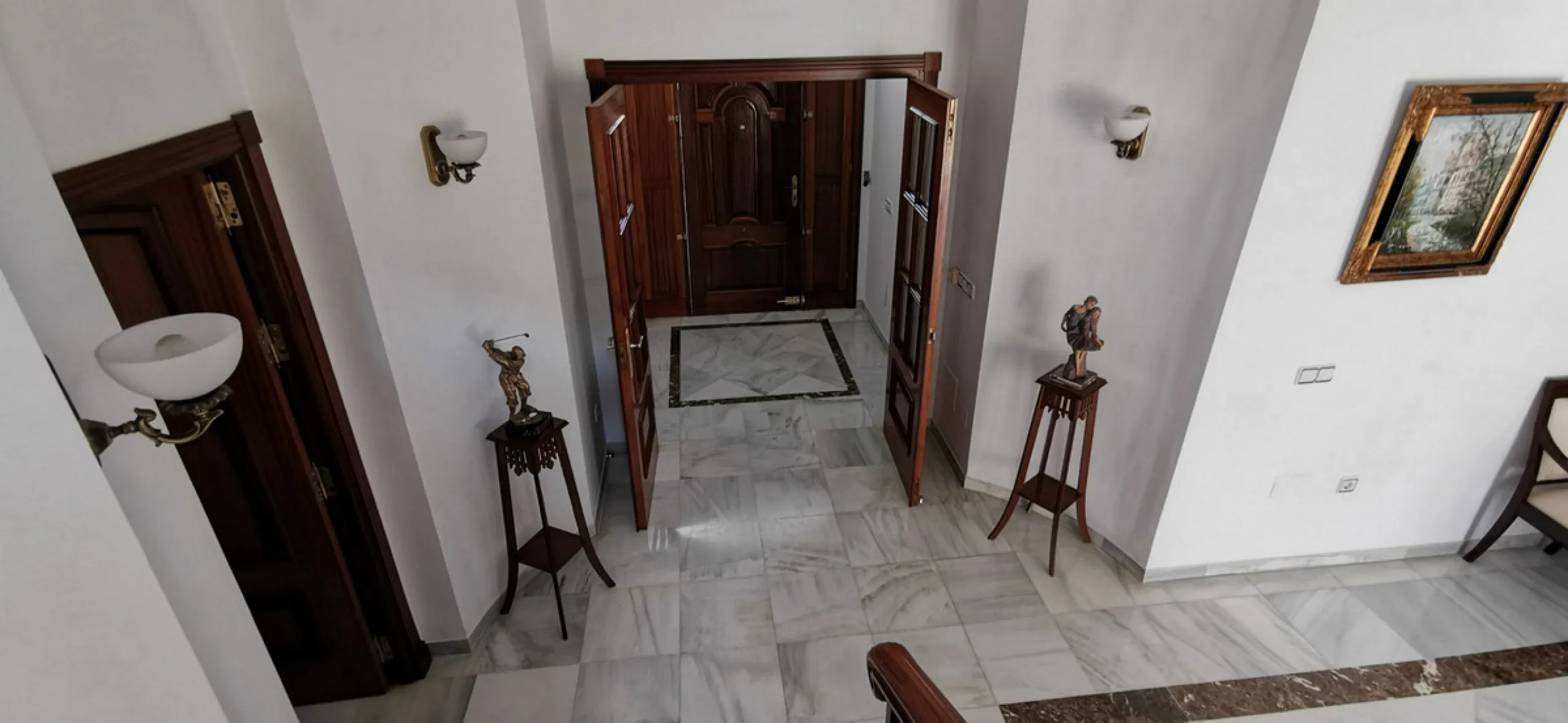 House - Detached Villa в продаже в Estepona, Málaga. В доме 5 спален и 5 ванных комнат. Площадь дома 387 м². Площадь участка 5520 м²