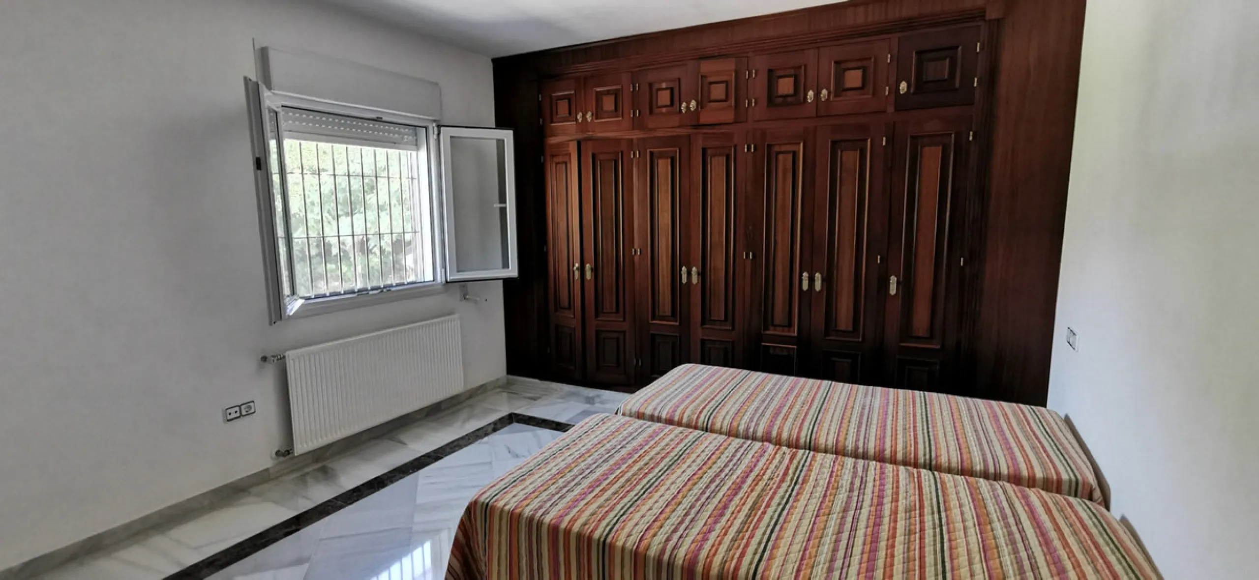 House - Detached Villa в продаже в Estepona, Málaga. В доме 5 спален и 5 ванных комнат. Площадь дома 387 м². Площадь участка 5520 м²