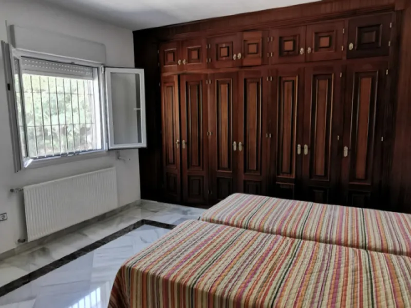 House - Detached Villa в продаже в Estepona, Málaga. В доме 5 спален и 5 ванных комнат. Площадь дома 387 м². Площадь участка 5520 м²