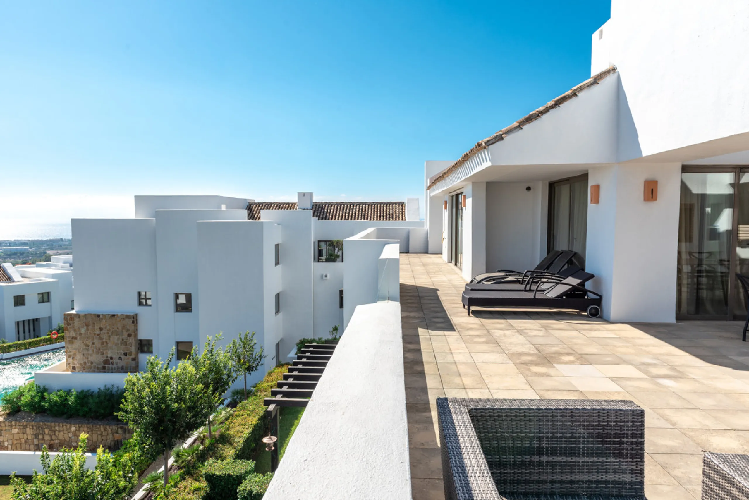 Luxury 3 bedroom penthouse located within one of the best urbanizations in Los Flamingos - frontline to the prestigious 18 hole golf course Los Flamingos Golf and the 6 star Villa Padierna Hotel.