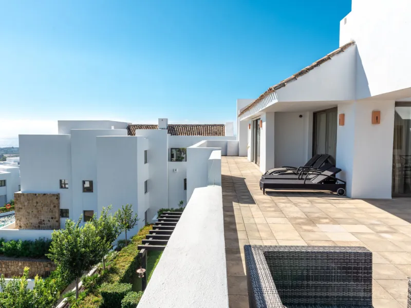 Luxury 3 bedroom penthouse located within one of the best urbanizations in Los Flamingos - frontline to the prestigious 18 hole golf course Los Flamingos Golf and the 6 star Villa Padierna Hotel.