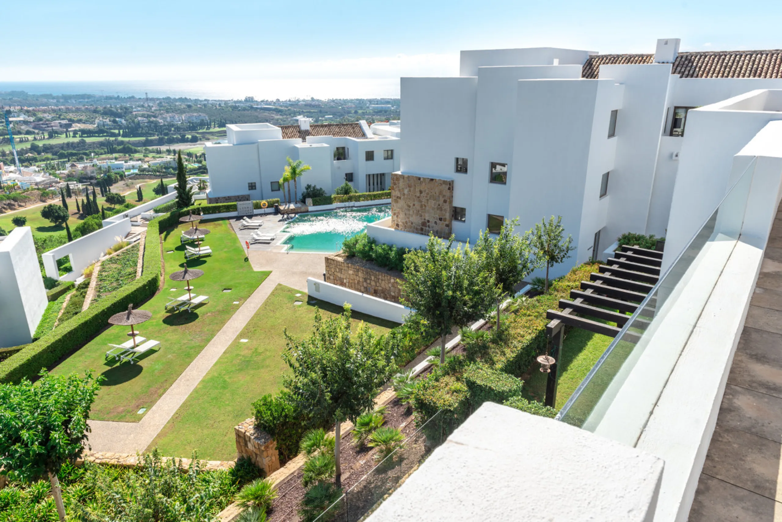 Luxury 3 bedroom penthouse located within one of the best urbanizations in Los Flamingos - frontline to the prestigious 18 hole golf course Los Flamingos Golf and the 6 star Villa Padierna Hotel.
