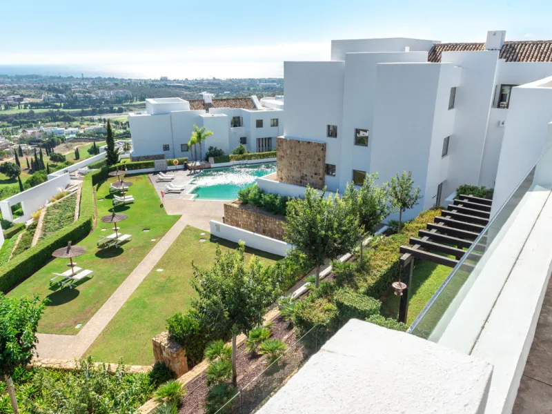 Luxury 3 bedroom penthouse located within one of the best urbanizations in Los Flamingos - frontline to the prestigious 18 hole golf course Los Flamingos Golf and the 6 star Villa Padierna Hotel.