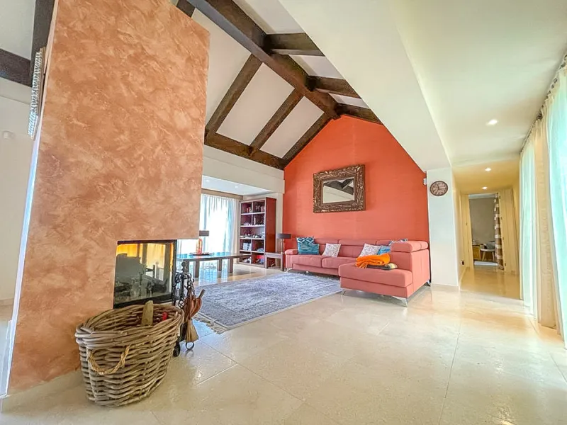 Luxury 3 bedroom penthouse located within one of the best urbanizations in Los Flamingos - frontline to the prestigious 18 hole golf course Los Flamingos Golf and the 6 star Villa Padierna Hotel.