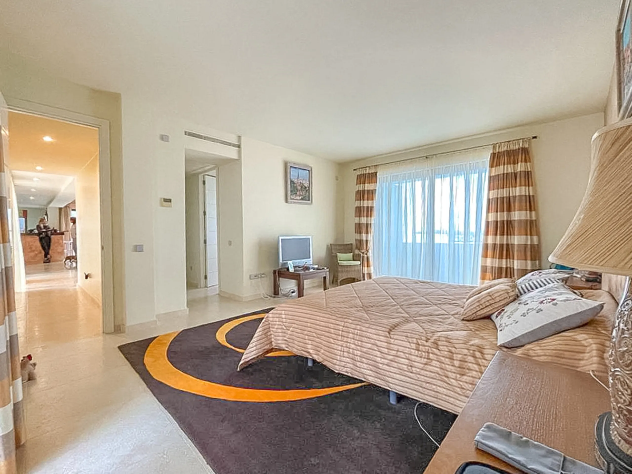 Luxury 3 bedroom penthouse located within one of the best urbanizations in Los Flamingos - frontline to the prestigious 18 hole golf course Los Flamingos Golf and the 6 star Villa Padierna Hotel.